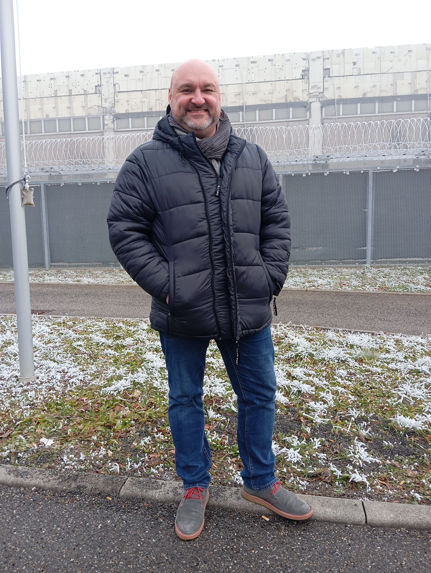 Pawel Step vor den Stacheldrahtzäunen und Mauern der JVA Stuttgart-Stammheim, 21.02.2025. Bild: Sergej Perelman