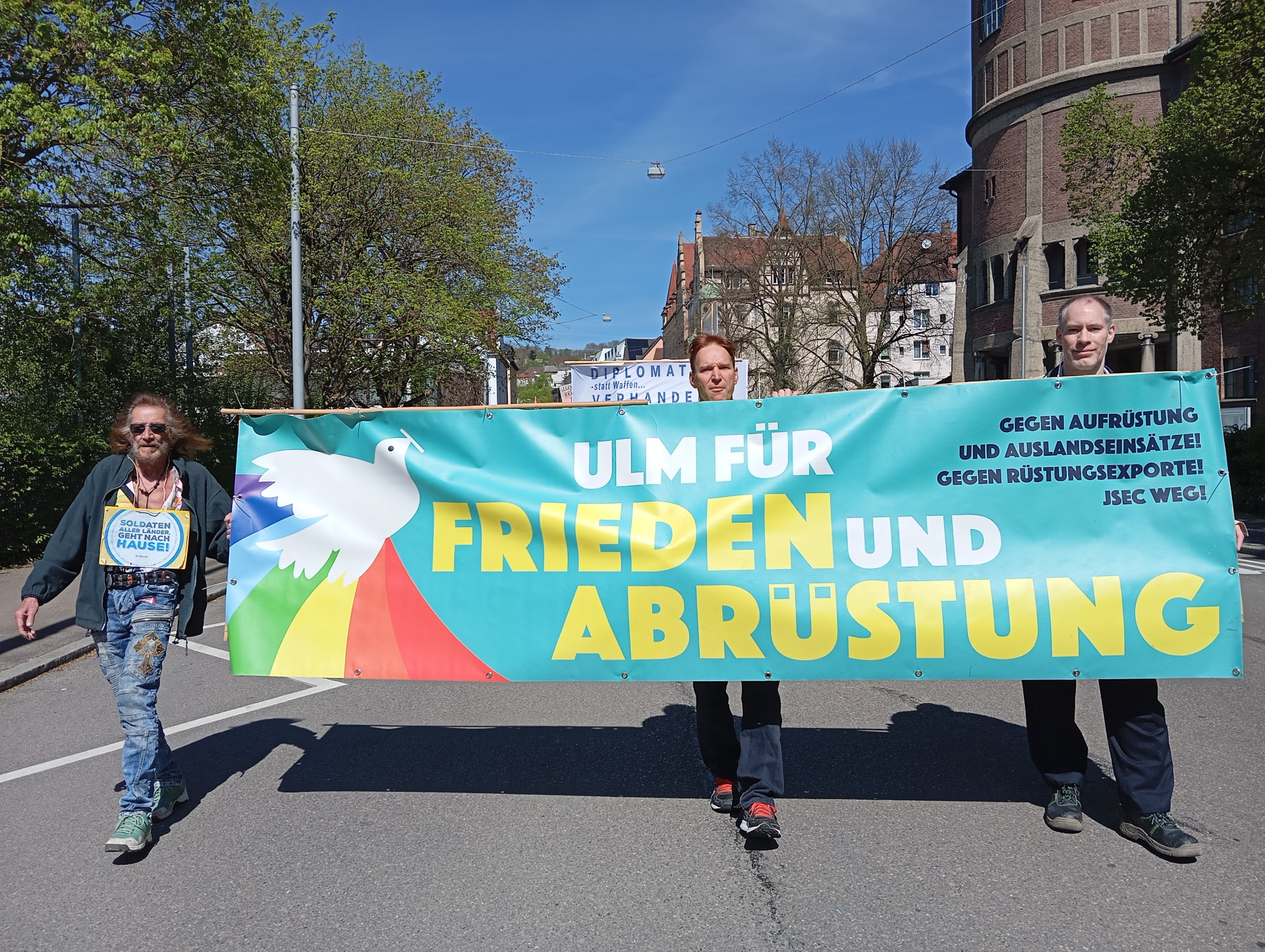 Spitze des Demozuges mit Banner, Ulm, Karsamstag 2025. Bild: Sergej Perelman