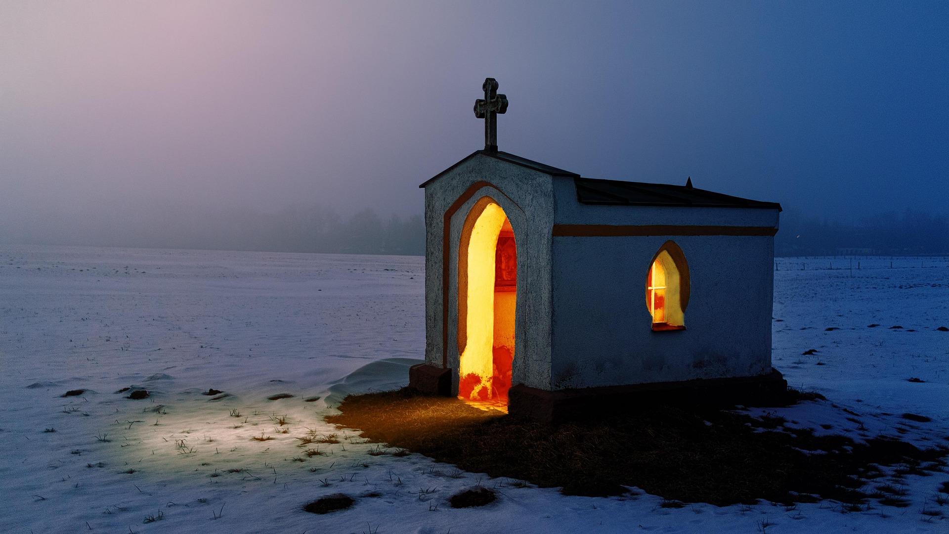 Erleuchtete Kapelle. Symbolbild für die religiöse Perspaktive, die den Tod kraft der Liebe transzendiert. Bild: https://pixabay.com/users/jplenio-7645255/