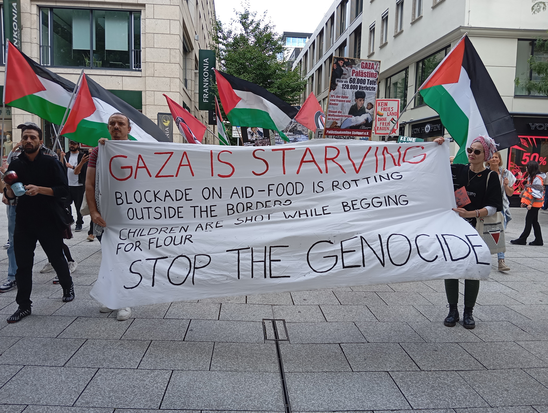 Demonstrationsteilnehmer mit Banner, Stuttgart, 02.08.2025. Foto: Sergej Perelman