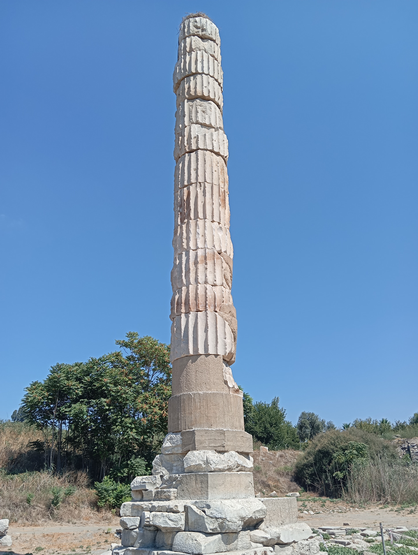Einzige verbliebene Säule des Artemis-Tempels, Ephesus (heute: Selcuk), Türkei, 08.09.2025. Foto: Sergej Perelman